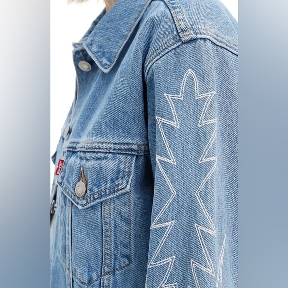 🔥🔥🔥NEW Levi’s Ex-Boyfriend Embroidered Sleeves Trucker Denim Jacket - Picture 5 of 6